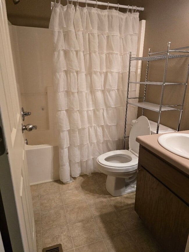 Building Photo - Townhouse for Lease