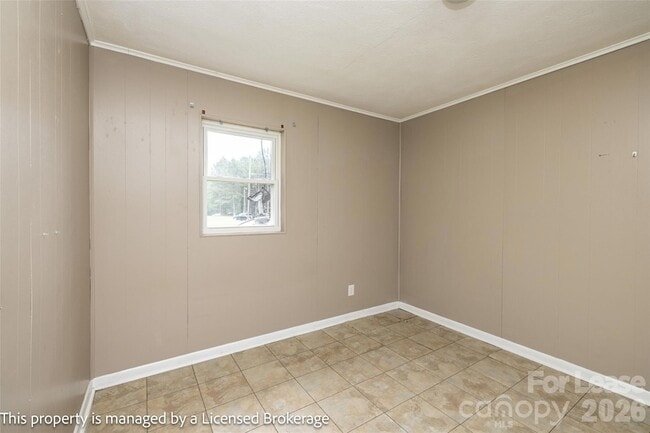 Building Photo - 219 Roslyn Rd