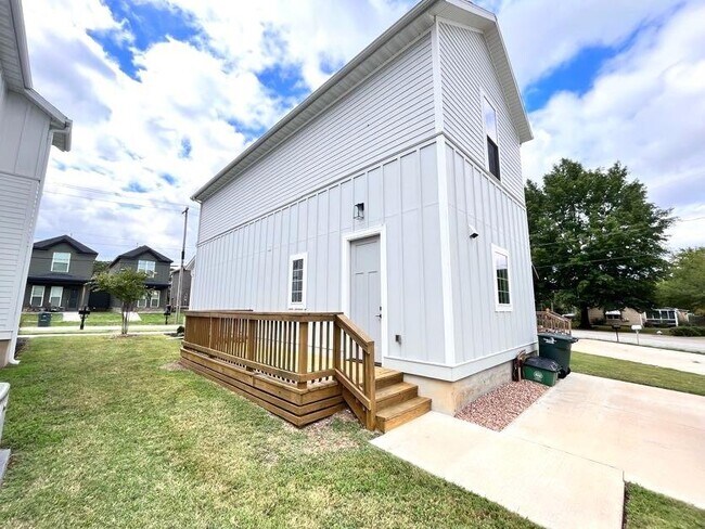 Building Photo - 1344 S Duncan Ave