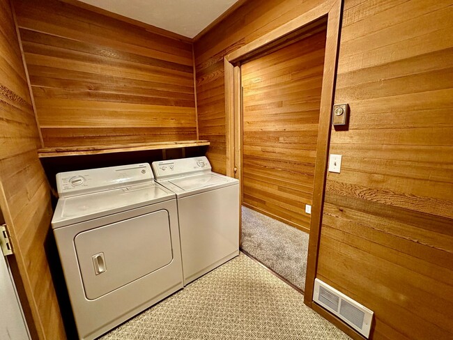 Building Photo - 1204 N Brooklane St