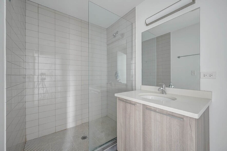 Building Photo - 932 W Dakin St