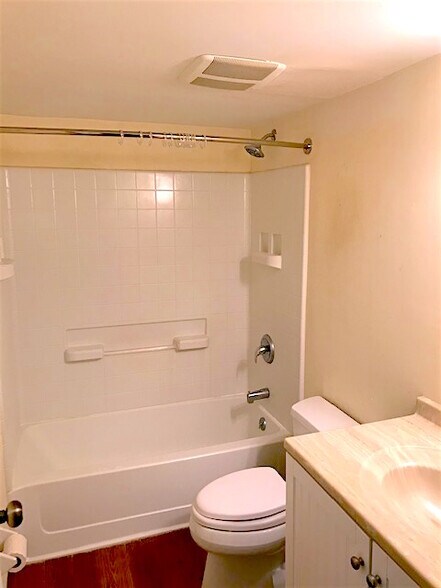 bathroom - 211 Meadow Woods Ln