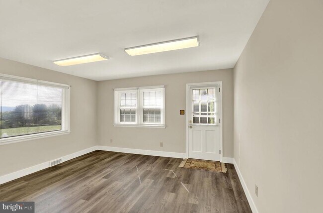 Building Photo - 13 Lupine Ln