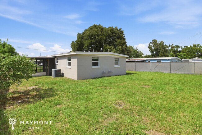 Building Photo - Charming Largo Home