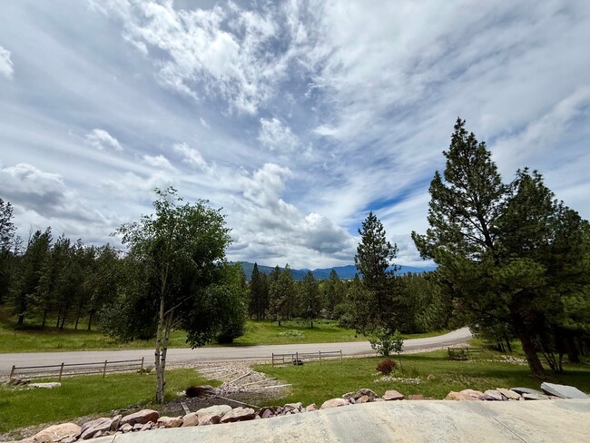 Building Photo - Spacious 4 Bed 3.5 Bath Home in Frenchtown!
