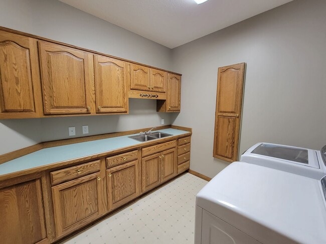 Building Photo - Upscale and Spacious Cedar Falls House for...
