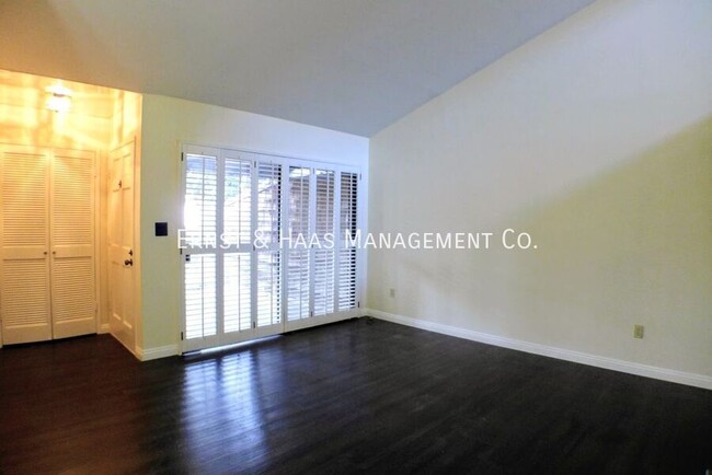Building Photo - 3667 Country Club Dr