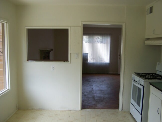 Building Photo - 2 Bed +1 Bath SINGLE FAMILY HOME + HUGE ba...