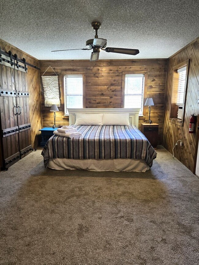 Building Photo - Large Three Bedroom Home Close To Midtown ...