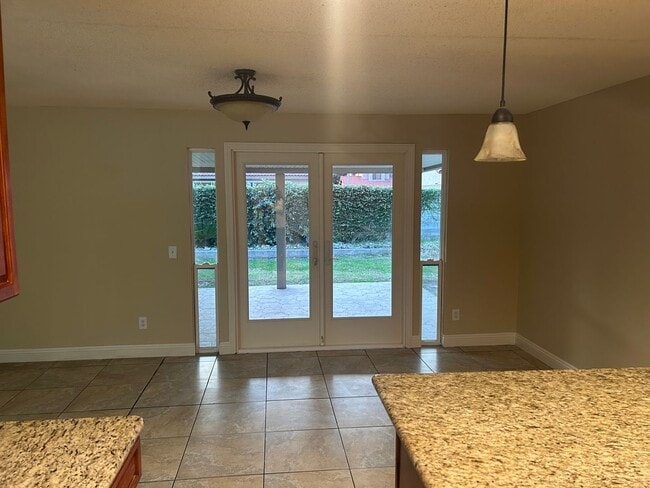 Building Photo - 956 N Sandalwood Ave