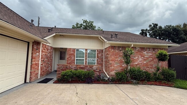 Building Photo - 8110 Streamside Dr