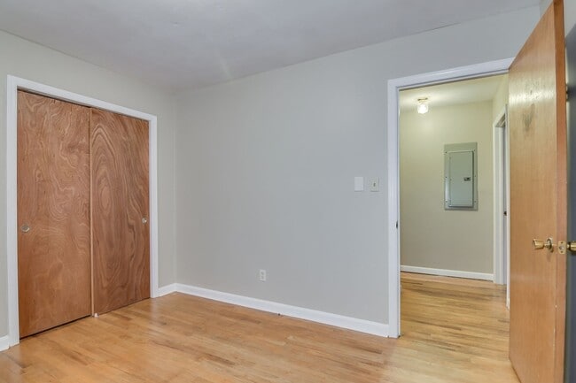 Building Photo - Updated 3 Bed 2 Bath off Columbia Rd