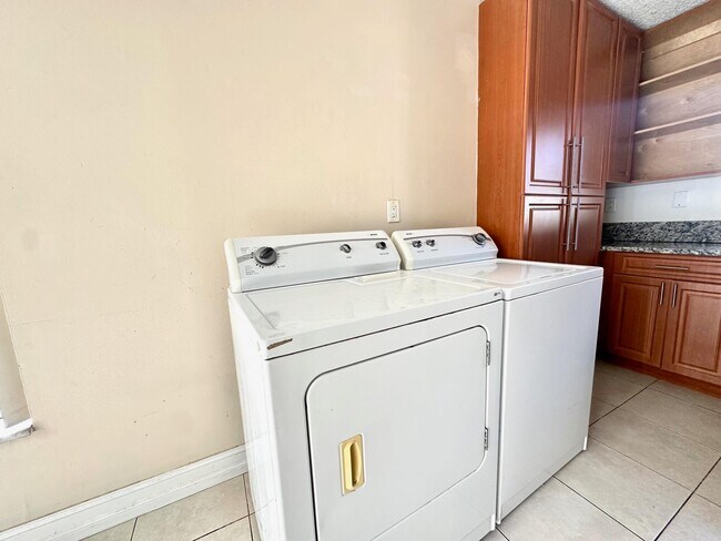 Building Photo - 4127 Woodside Dr