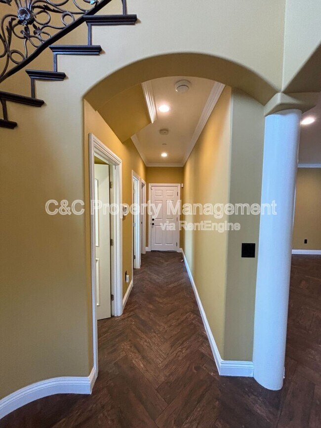 Building Photo - 1445 S Sunol Dr
