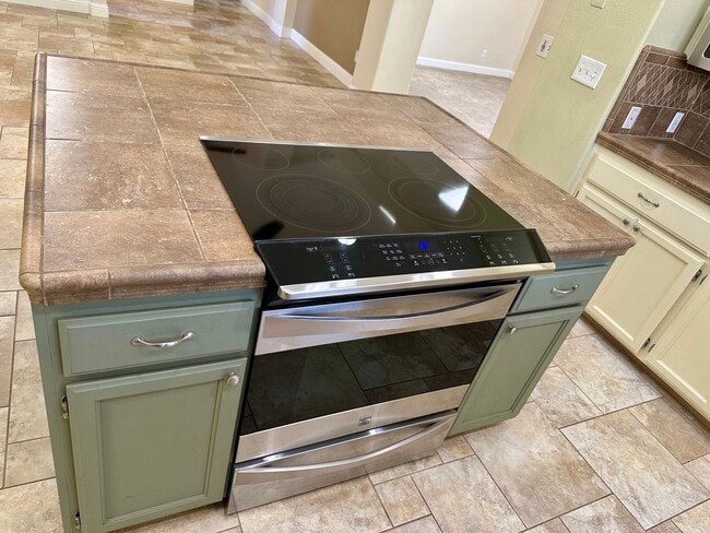Building Photo - Beautiful well maintained home! Excellent ...