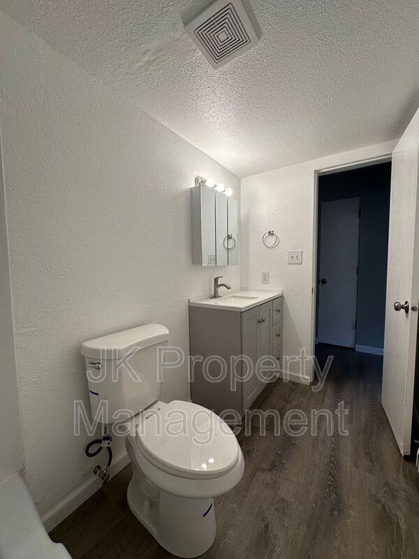 Building Photo - 1122 1st Ave SW