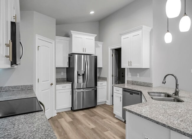 Building Photo - Stunning Rental in Navarre!