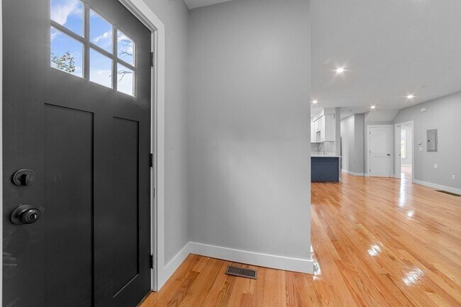 Building Photo - 376 Chestnut St