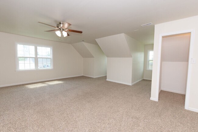Building Photo - 3 Bedrooms and a bonus room in Richlands (Will include lawn service with increased rents)