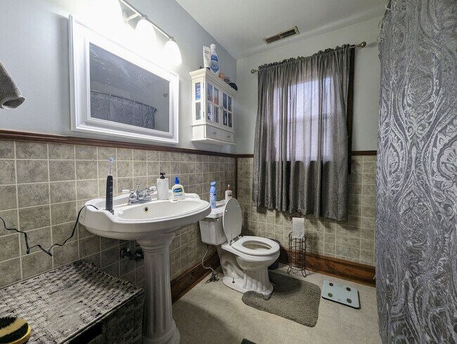 Building Photo - 3-Bedroom Gem with Master Suite and Detach...