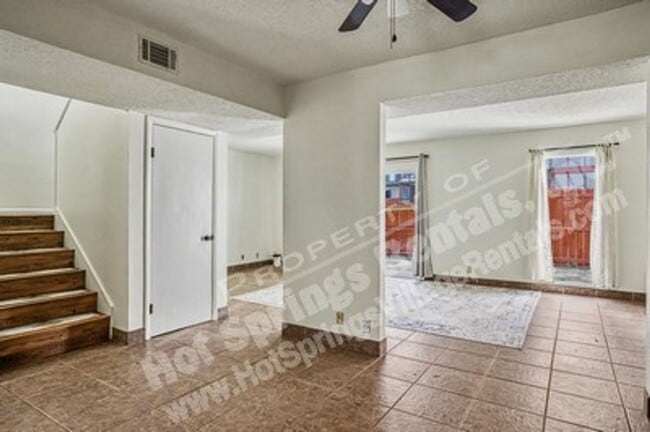 Building Photo - Two-Level Townhome in DeSoto Courts