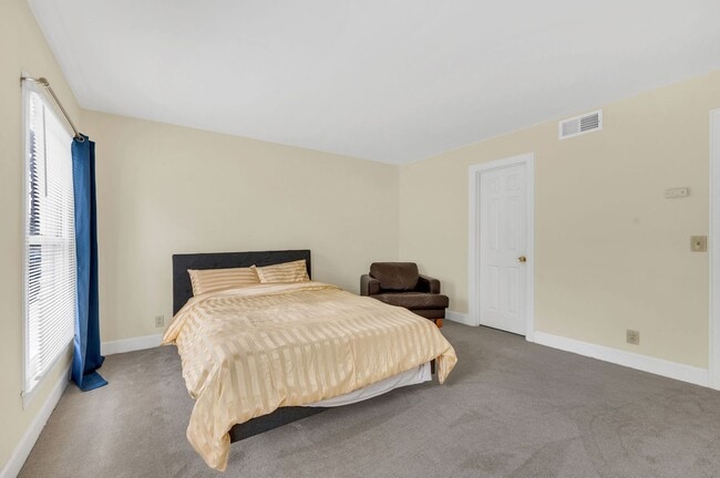 Building Photo - Awesome 2BE/2.5BA condo in Green Hills!