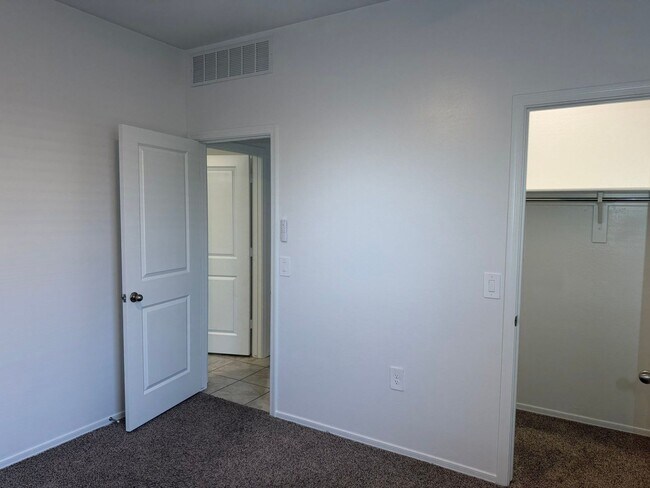 Building Photo - 9427 E Alfalfa Dr