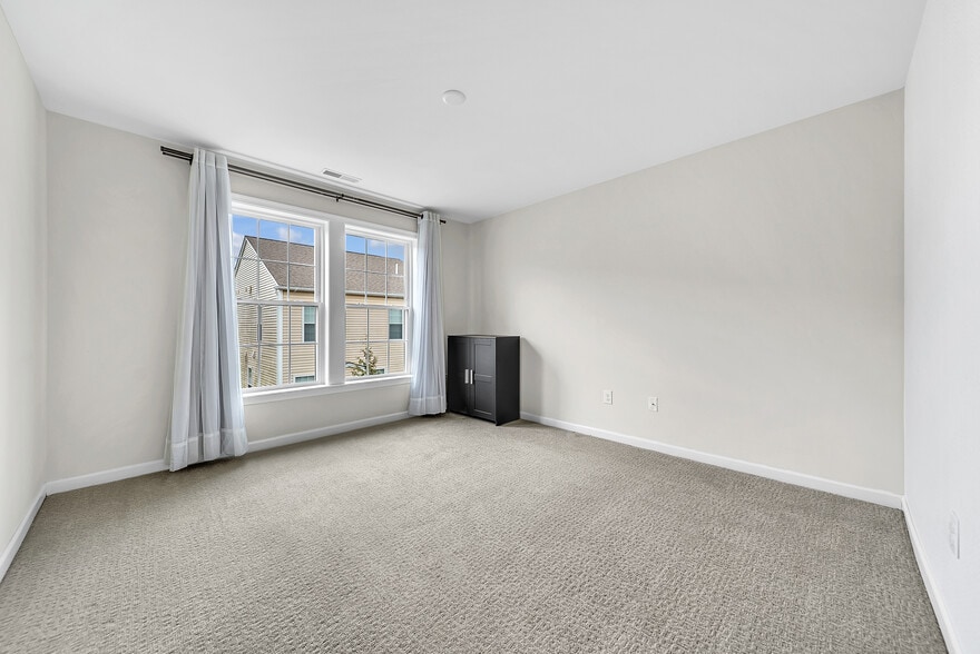 Building Photo - 5 Chestnut Crk