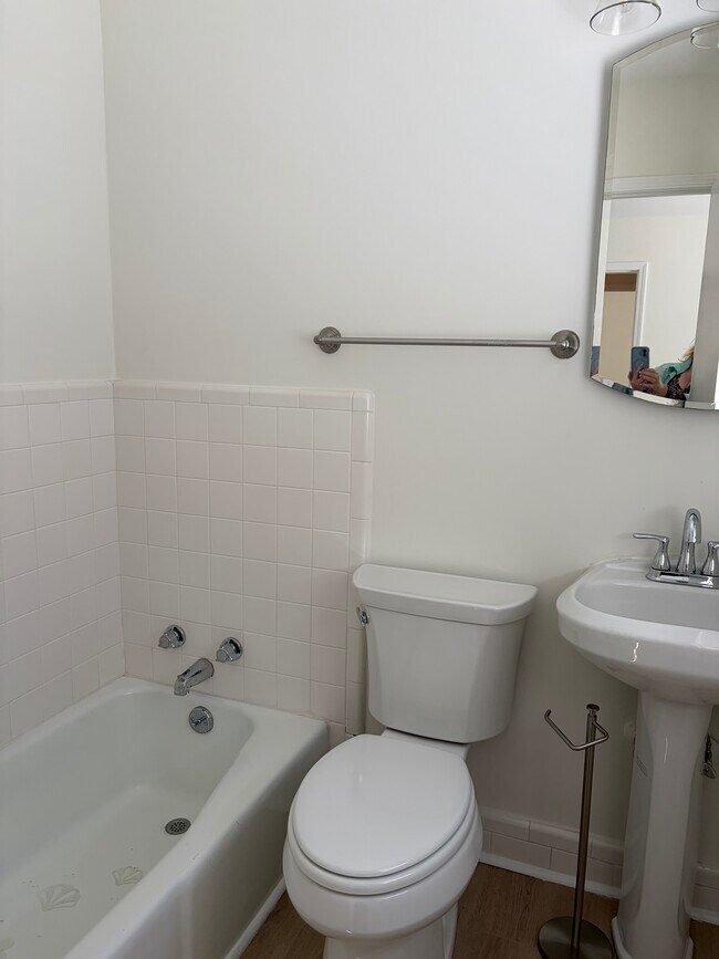 Building Photo - 305 12th Ave