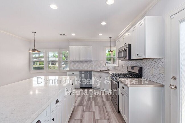 Building Photo - 1513 E Earll Dr