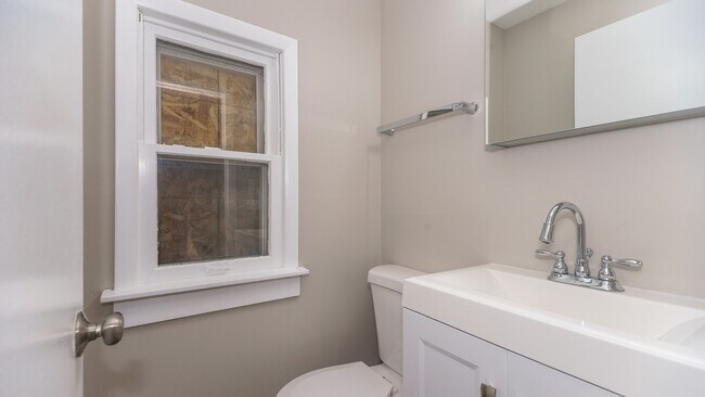 Building Photo - Discover Your Dream Home in Auburn Gresham!