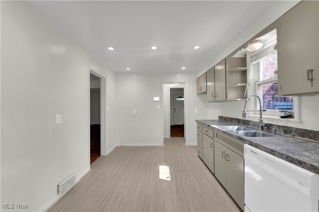 Building Photo - 1044 S Belvoir Blvd