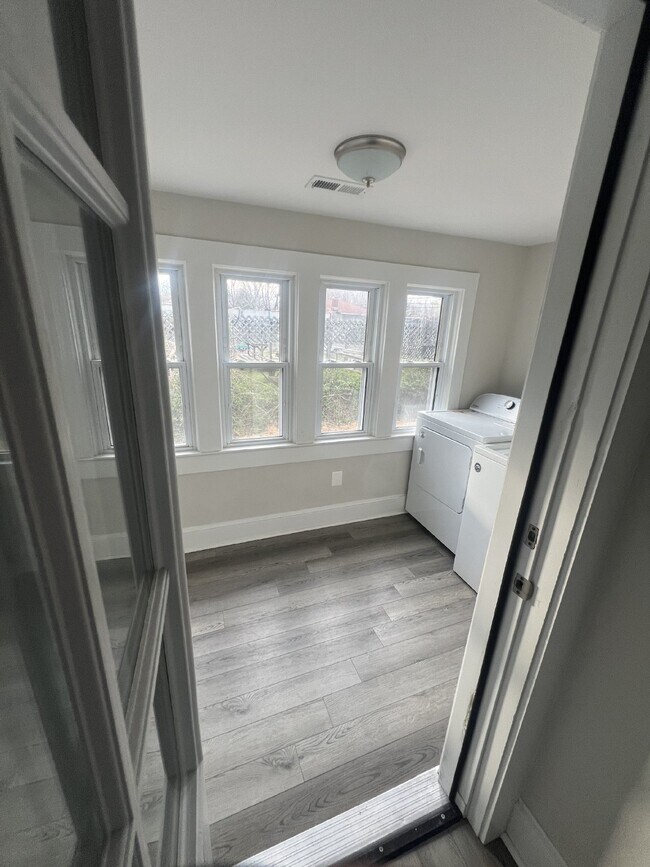Building Photo - Charming 3-Bedroom Home with 3 Full Bathro...