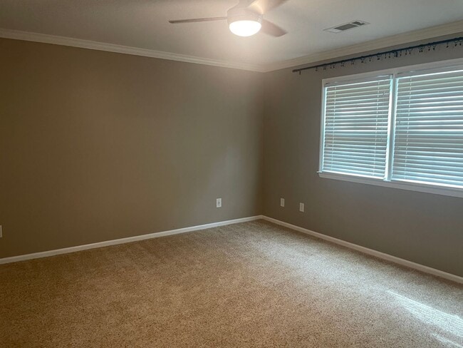 Building Photo - Spacious 4 Bedroom near Guilford College