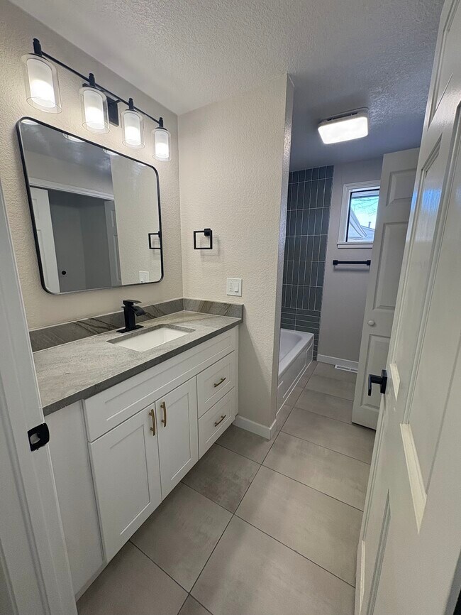 Building Photo - 509 E 41st St