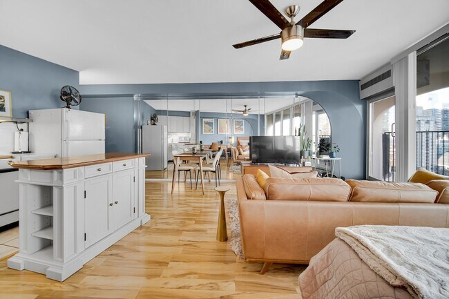 Building Photo - 300 N State St