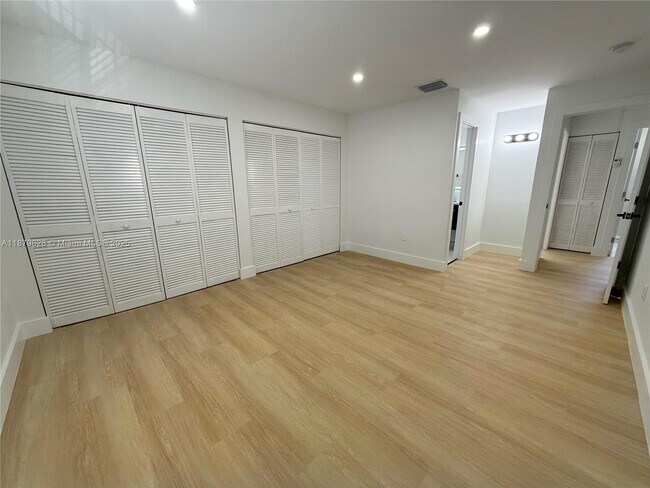 Building Photo - 3252 W 70th St