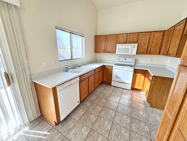 Building Photo - 3 Bedroom 2 Bath Single Level Home In Peor...