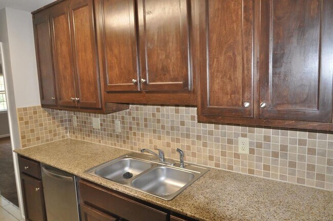 Building Photo - 716 W Edgemont Ave