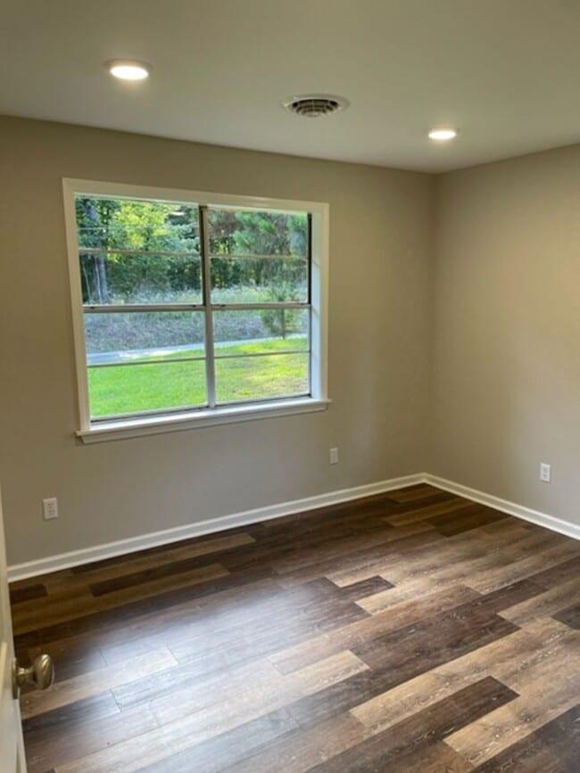 Building Photo - Renovated 3 Bedroom 2 Home on 1 Acre!