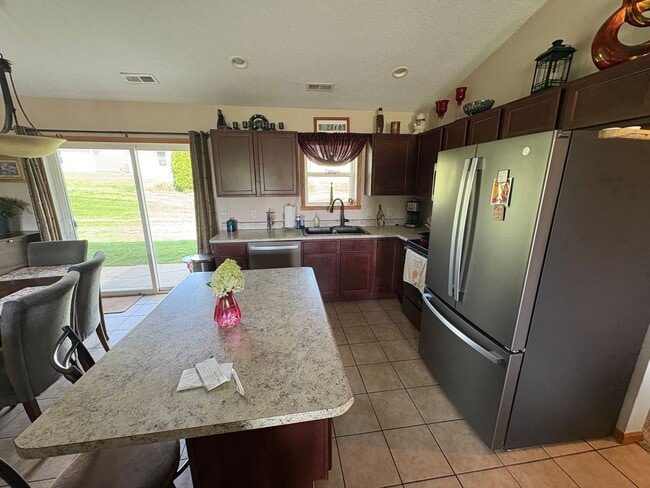Building Photo - 2 Bedroom 2 Bathroom Duplex
