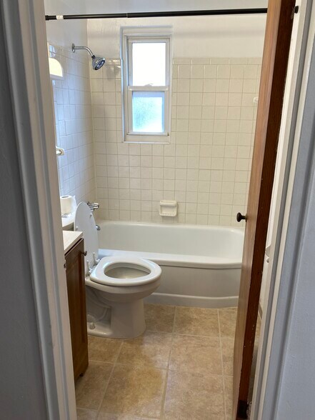 Building Photo - 2200 W Schantz Ave