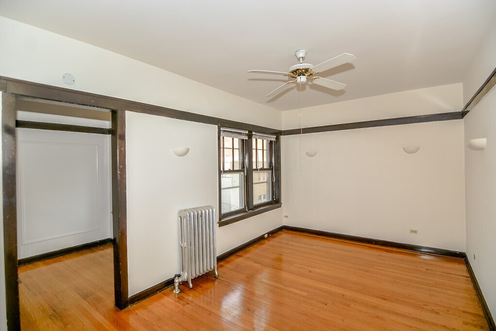 Building Photo - 824 W Waveland Ave