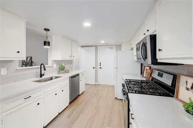 Building Photo - 707 Newcastle Ln