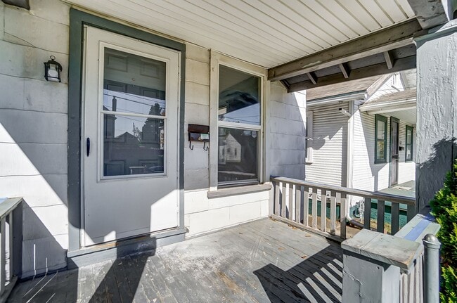 Building Photo - Two Bed, One Bath in Dayton!