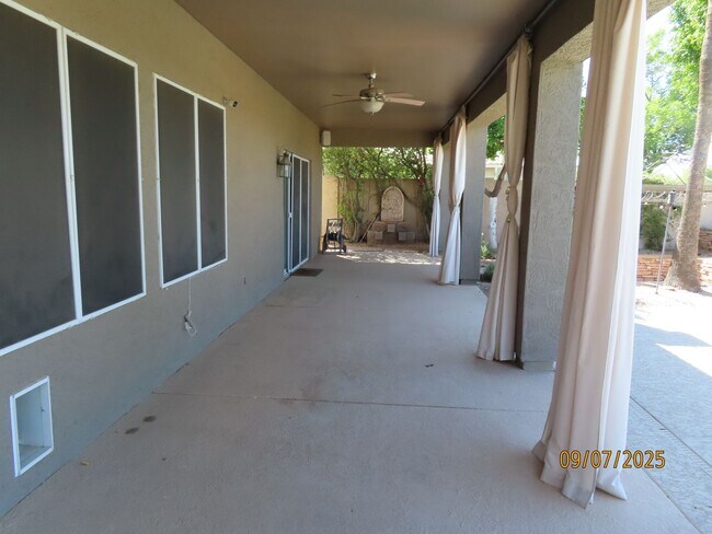 Building Photo - 4 Bedroom 2.5 Bath w/3 Car Garage in Super...