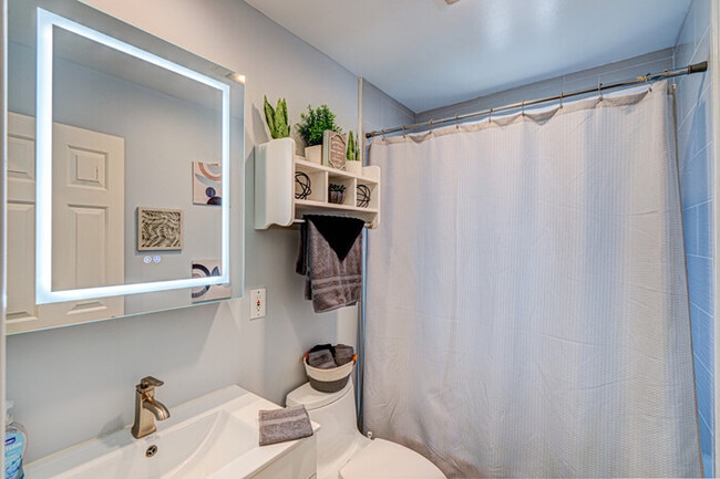 Building Photo - Cozy Home Sleeps 10 Lombard Chicago Suburb