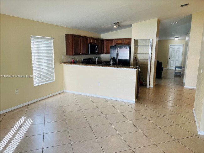 Building Photo - 4537 SW 134th Ave