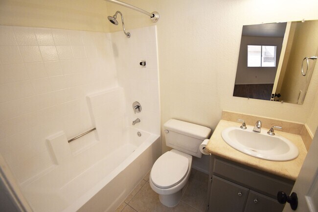 Building Photo - Gorgeous 2 Bedroom Condo