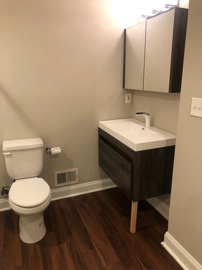 Building Photo - Beautiful 2 full bathroom (2)1/2 bathroom 2 bedroom townhouse in Baltimore City